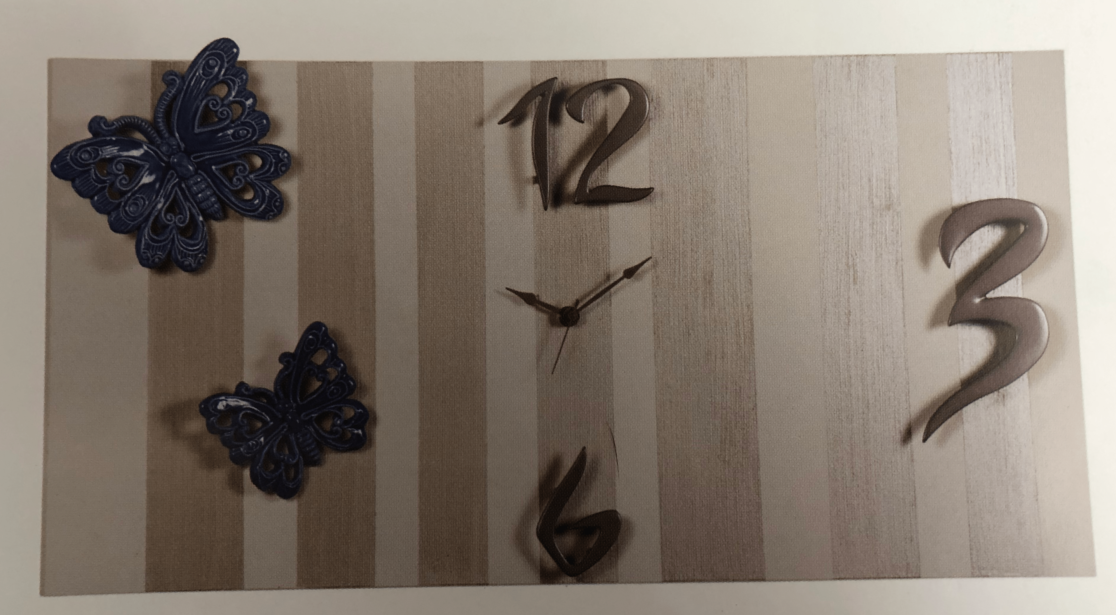 Orologio su legno con righe tortora e applicazione di farfalle - Soffio Jewels