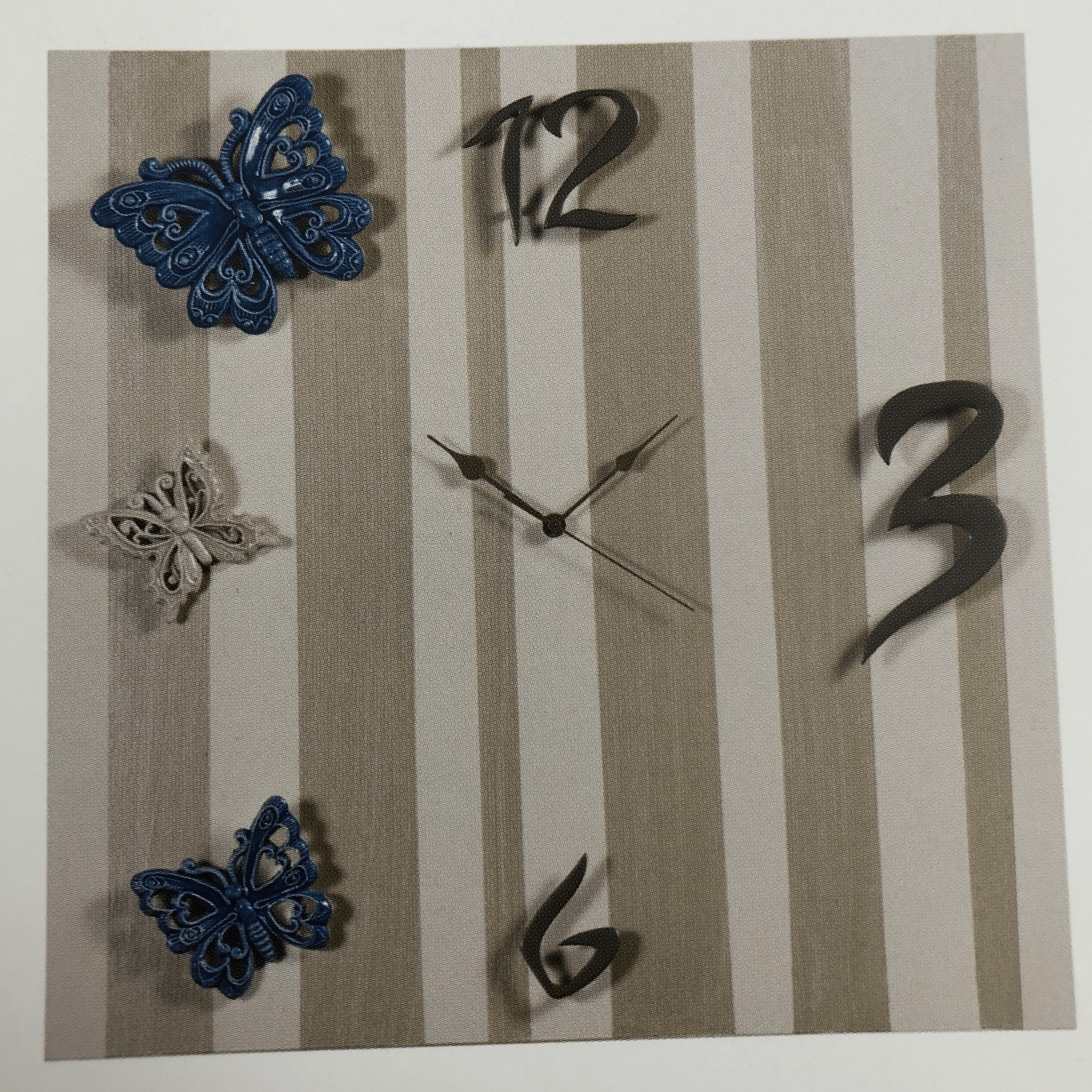 Orologio su legno con righe tortora e applicazione di farfalle - Soffio Jewels