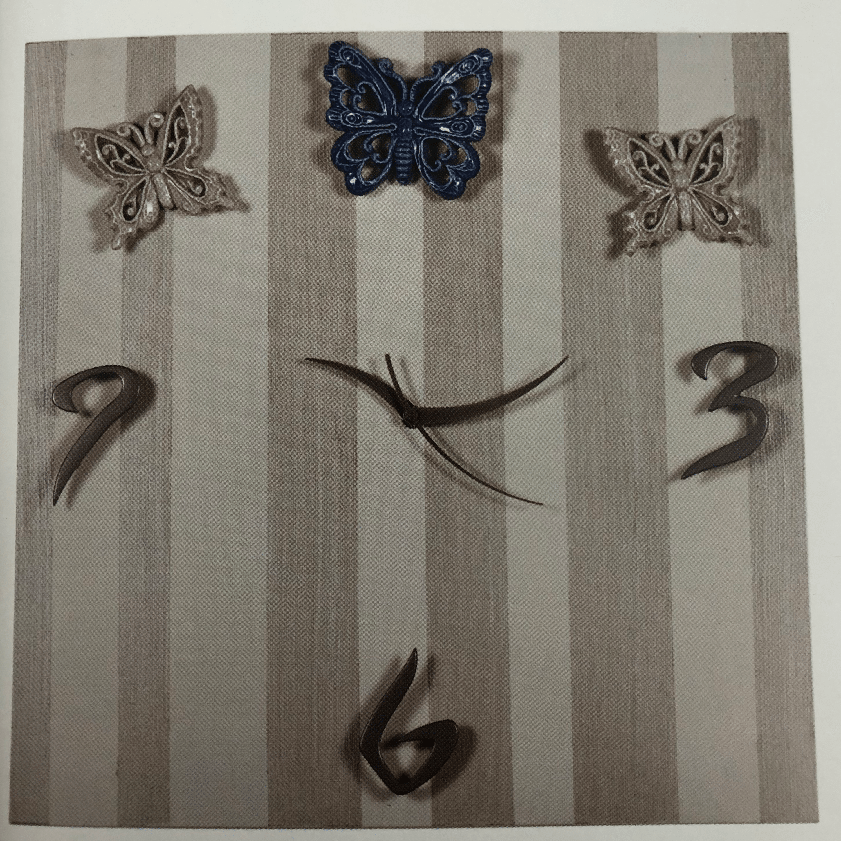 Orologio su legno con righe tortora e applicazione di farfalle - Soffio Jewels